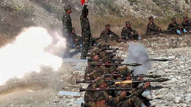 Nordkoreanische Soldaten bei einer Übung mit Panzerbüchsen vom Typ RPG-7.