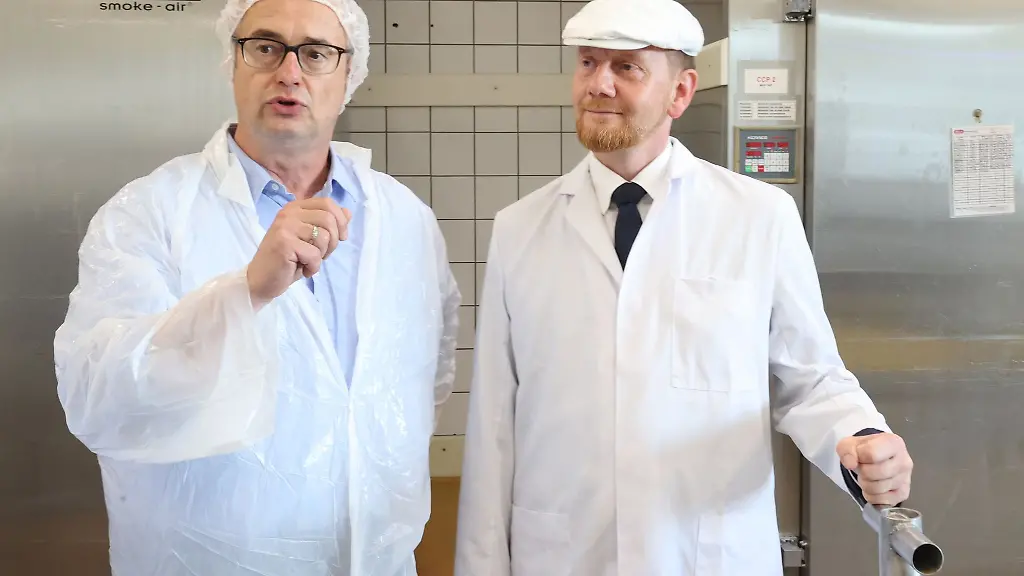 Michael-Kretschmer-r-CDU-Ministerpraesident-von-Sachsen-mit-Herrn-Schmidt-Inhaber-eines-Betriebs