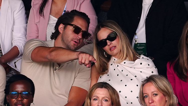 Sie schauen genau hin: das Paar beim Tennis in Wimbledon.