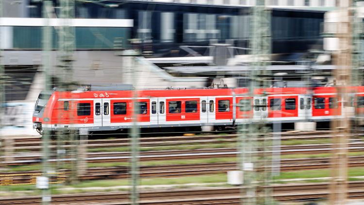 Die S-Bahn kam zwei Meter vor dem Mann zum Stehen. (Symbolbild)