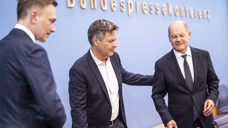 Kanzler Scholz bittet die Minister Lindner und Habeck jetzt öfter zum Rapport.