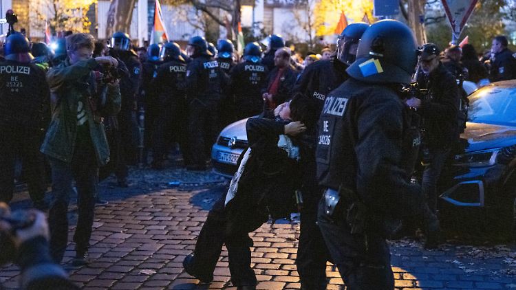 Polizisten nehmen eine Teilnehmerin einer propalästinensischen Demonstration in Gewahrsam.