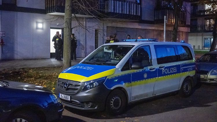 Die Polizei ermittelte bis in den Abend hinein in dem Wohnhaus.