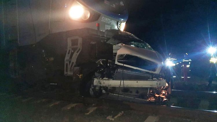 Das Auto wurde vom Zug völlig zerquetscht.