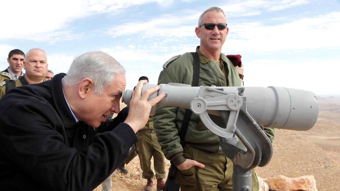 Israels Premierminister Benjamin Netanyahu (l) schaut an der Grenze zu Ägypten durch ein Fernglas: je länger die Unruhen in Ägypten dauern, desto nervöser reagieren die Israelis.