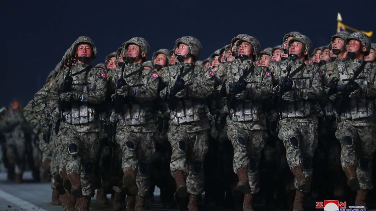 Nordkoreanische Soldaten während einer Militärparade in ihrem Heimatland (Archivfoto).