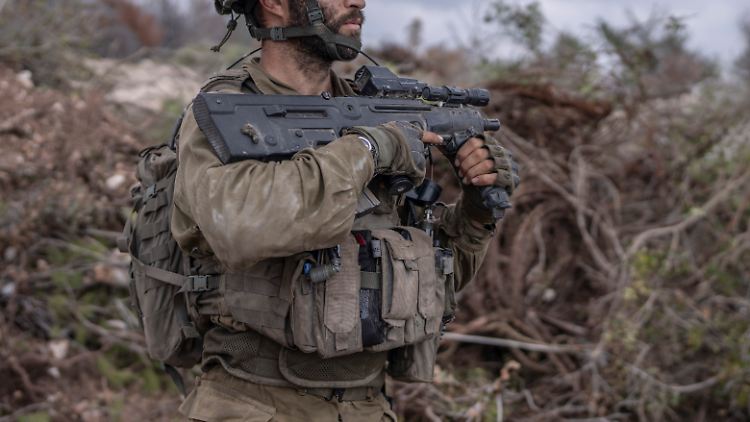 Ein israelischer Soldat patrouilliert im Oktober in dem südlibanesischen Dorf Naqoura an der Grenze zu Israel. 