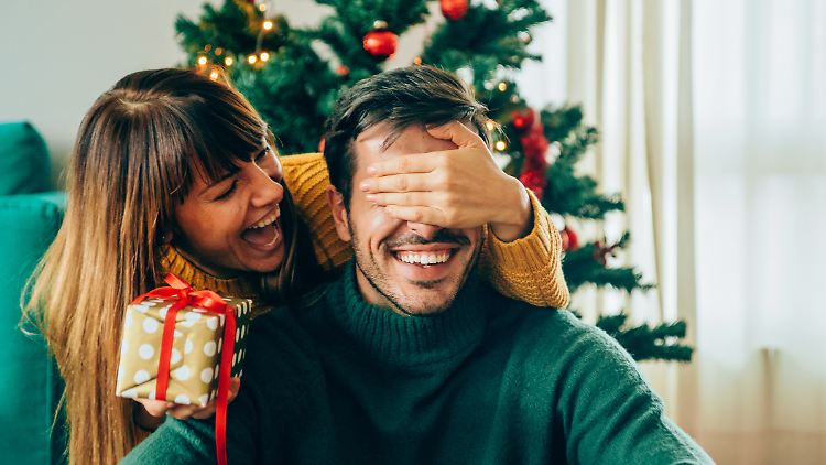 Persönliche Weihnachtsgeschenke sorgen für besondere Momente unter dem Weihnachtsbaum.