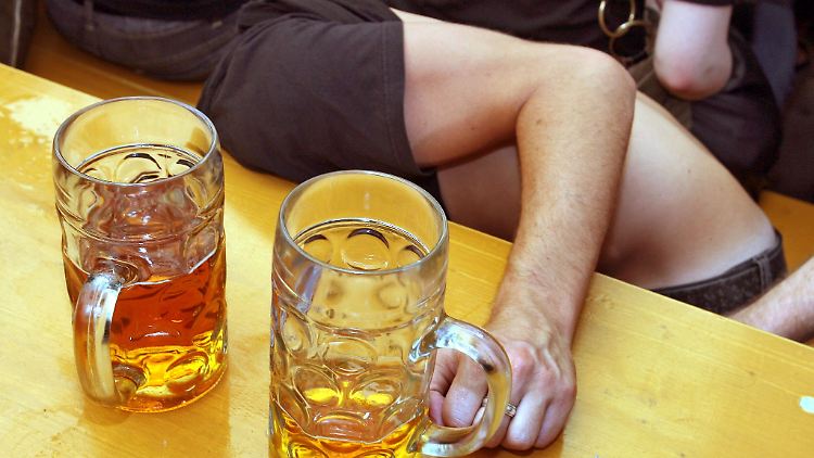Das war wohl zu viel. Und ist nicht lustig: Eine schwere Alkoholvergiftung kann lebensgefährlich sein: Bei Verdacht sollte sofort die 112 gewählt werden.