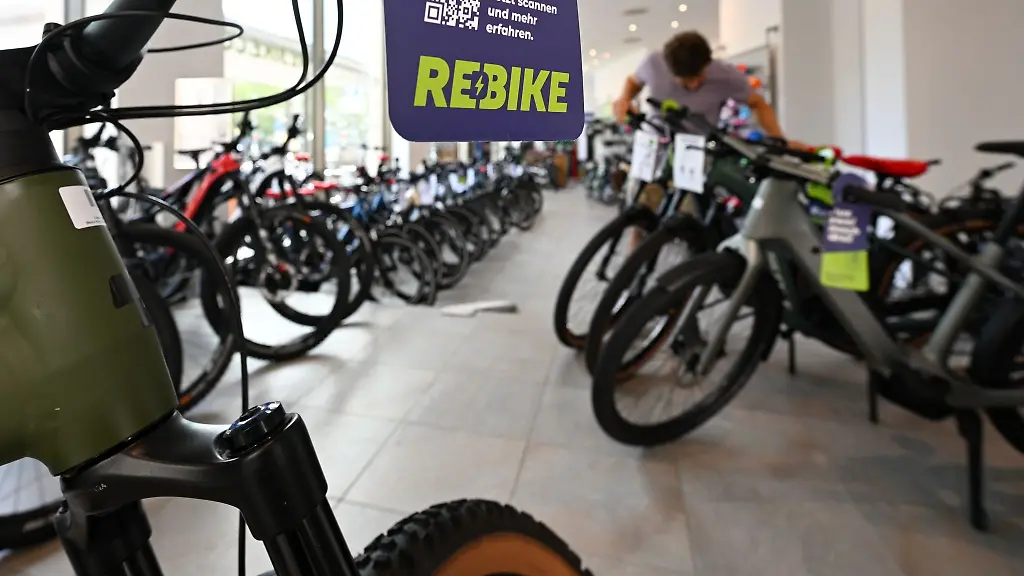Ein-Anhaenger-mit-der-Aufschrift-Rebike-ist-im-Frankfurter-Rebike-Store-zu-sehen