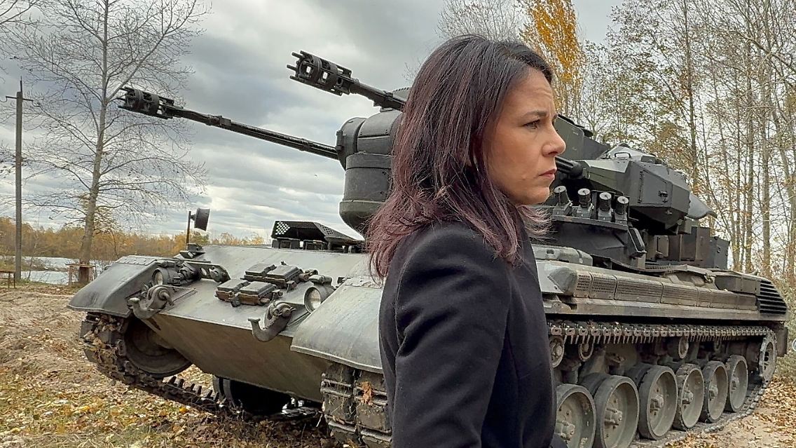 "Deutschland steht gemeinsam mit vielen Partnern weltweit felsenfest an der Seite der Ukraine", betont Baerbock.
