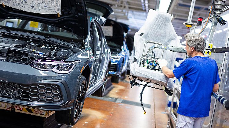 Die meisten Produktionsmitarbeiter erhalten 3900 bis 4300 Euro im Monat, hinzu kommen Zuschläge, ein Jahresbonus und freie Tage.