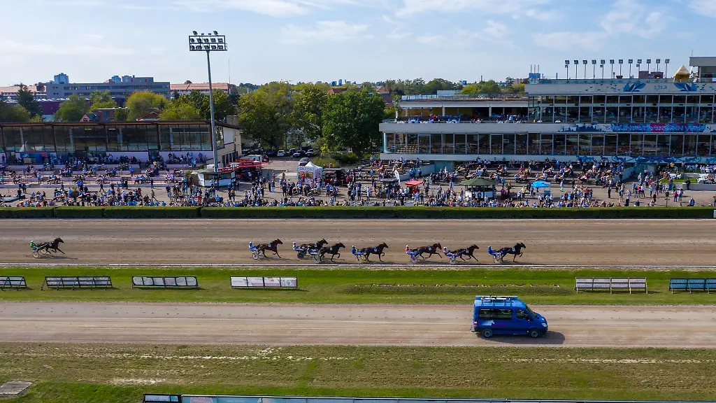 Die-Trabrennbahn-in-Berlin-Marienfelde-Schampus-mit-Josef-Franzl-im-Sulky-hat-das-128-Deutsche-Traber-Derby-gewonnen