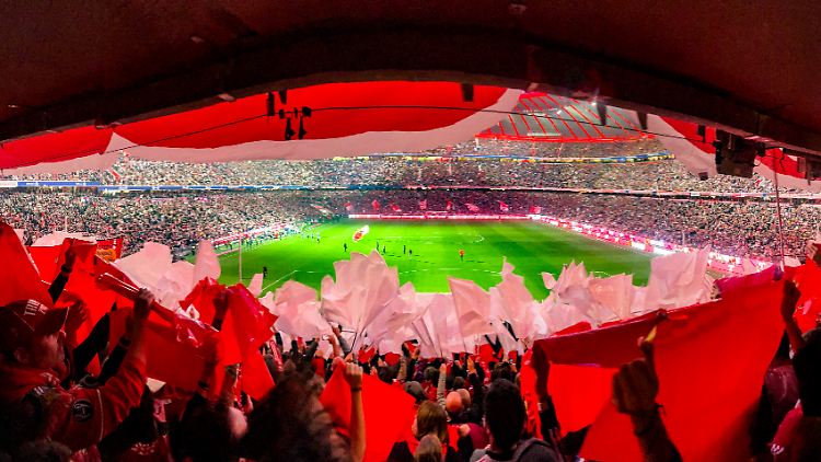 Viele Bayern-Fans verzichten auf die Reise nach Gelsenkirchen.