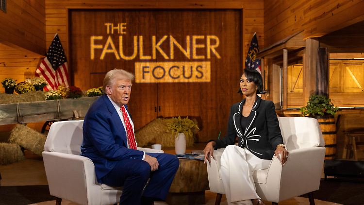 Donald Trump mit der Fox-News-Moderatorin Harris Faulkner bei einer Veranstaltung.
