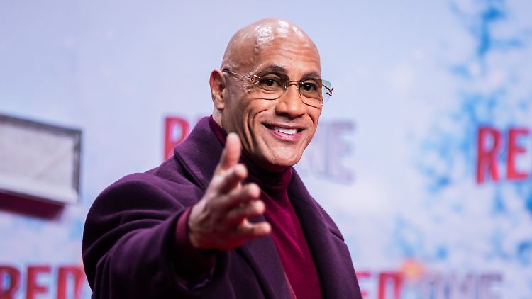 Würde von Harald Glööckler für sein Outfit garantiert gelobt werden: Hollywoodstar Dwayne Johnson in Berlin