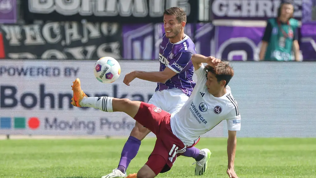 Osnabruecks-Bashkim-Ajdini-l-kaempft-mit-Nuernbergs-Kanji-Okunuki-um-den-Ball