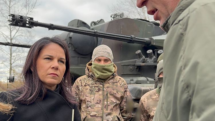 Baerbock ließ sich während ihres Besuches auch über den Einsatz des Flugabwehrpanzers Gepard informieren.