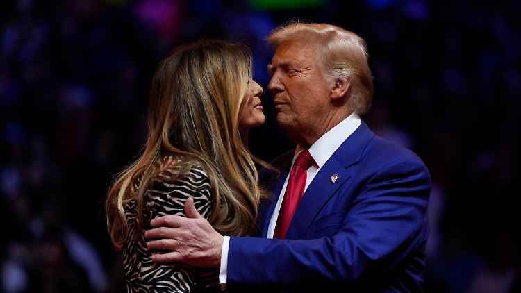 Das Ehepaar Trump auf einer Wahlkampfbühne in New York. 