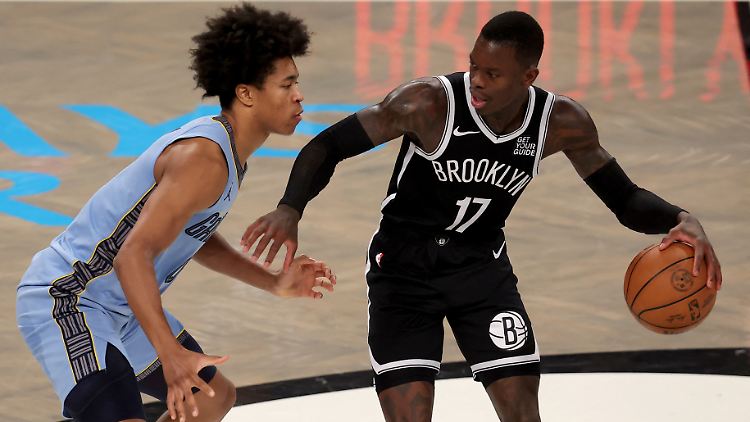 Dennis Schröder (r.) hält Jaylen Wells auf Abstand.