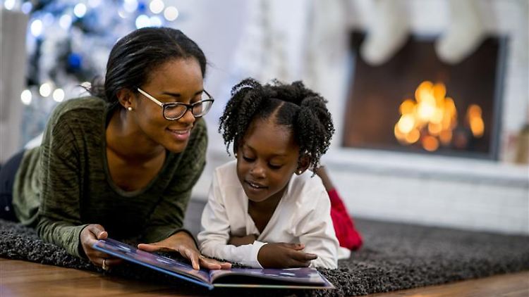 Adventskalender zum Vorlesen überbrücken spielerisch die Zeit bis Weihnachten.
