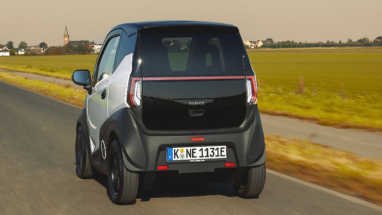 Wie bei vielen neuen E-Autos mittlerweile üblich, bietet auch der Silence S04 eine über die gesamte Fahrzeugbreite durchgehende Heckleuchte.