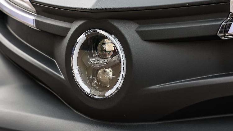 Funzelig: Das Abblendlicht des mittig in der Front platzierten LED-Scheinwerfers strahlt nicht sonderlich weit.