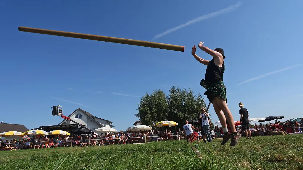 Ein-Teilnehmer-der-11-Oberschwaebischen-Highlaendgames-wirft-eine-Holzstange
