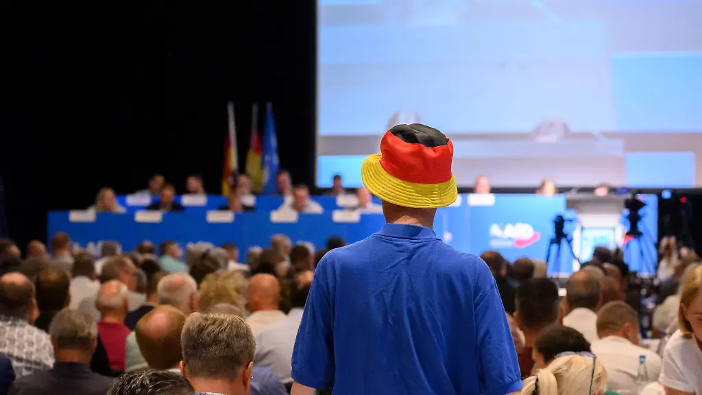 Ein-Mann-mit-schwarz-rot-goldenen-Hut-steht-beim-Landesparteitag-der-AfD-Niedersachsen