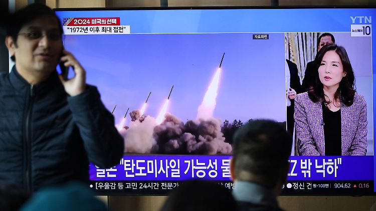Im Fernsehen in einem Bahnhof in Seoul läuft ein Nachrichtenbericht über Nordkoreas neuerlichen Raketentest. 