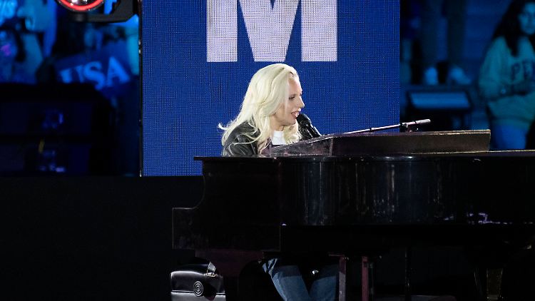 Lady Gaga sang unter anderem "God Bless America" und "Edge Of Glory".