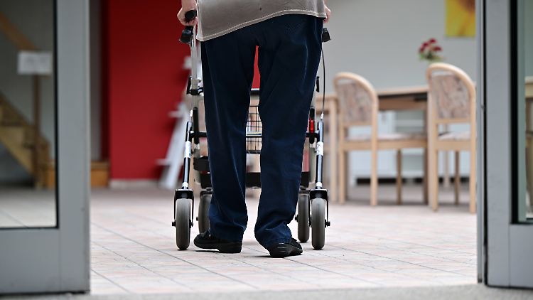 Gesundheitsminister Lauterbach will die Pflegeversicherung kurz- und langfristig stabilisieren.