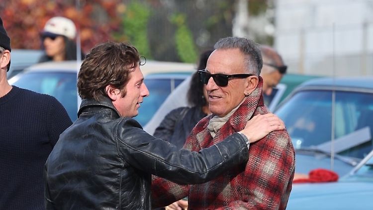 Boss-Darsteller Jeremy Allen White begrüßt den echten Bruce Springsteen am Set.