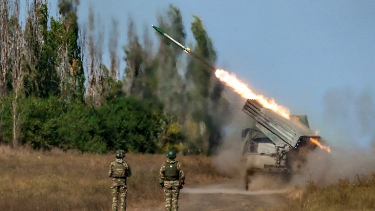 Ein Mehrfachraketenwerfer der russischen Invasionsarmee feuert in der Region Saporischschja im Südosten der Ukraine.  