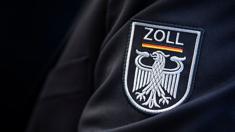 Der Zoll beschlagnahmte das Waffenarsenal.