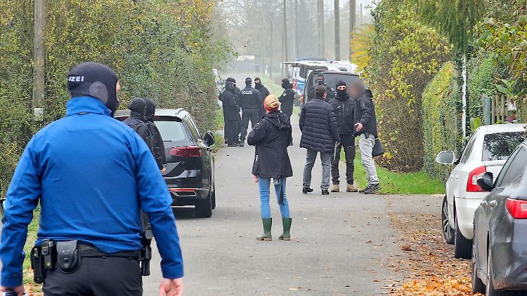 BKA-Beamte im Einsatz am Rande von Grimma in Sachsen.