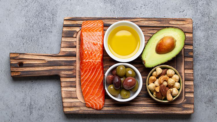 In Lachs, Avocado, bestimmten Ölen, Oliven und Nüssen stecken reichlich Omega-3- oder Omega-6-Fettsäuren. 