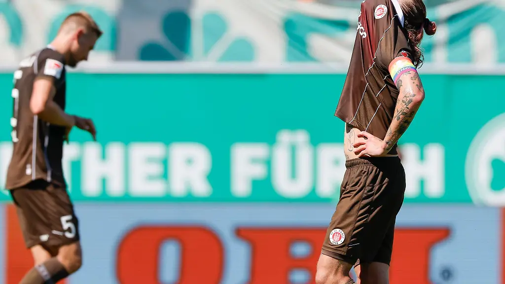 Jackson-Irving-vom-FC-St-Pauli-ist-nach-dem-Spiel-ueber-das-0-0-enttaeuscht