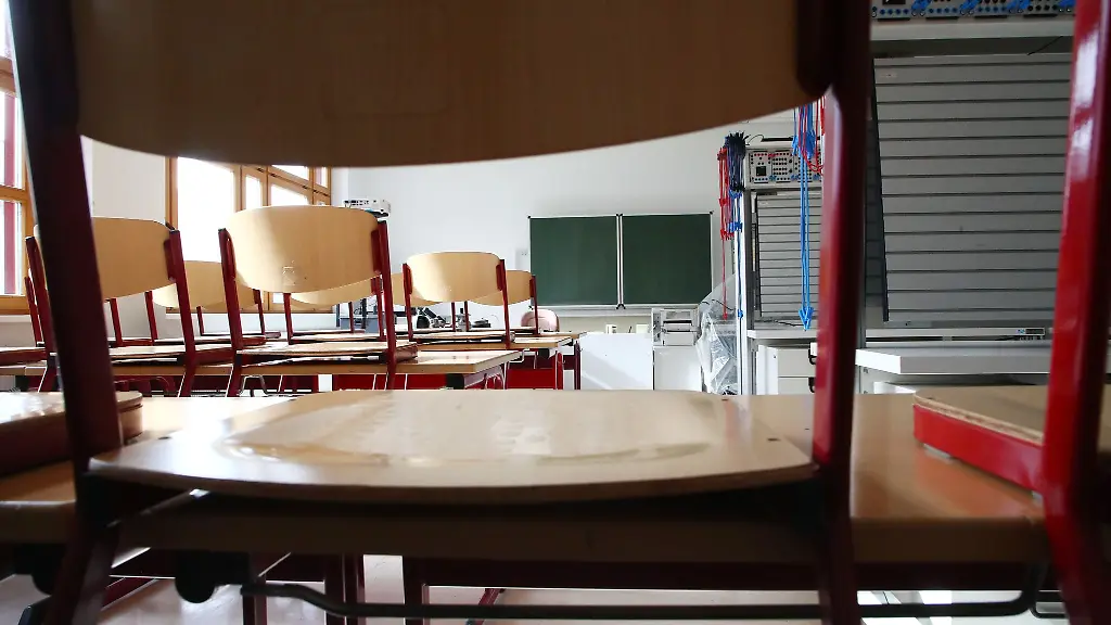 Ein-leeres-Klassenzimmer-in-der-Staatlichen-Berufsbildenden-Schule-in-Sonneberg