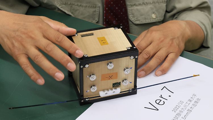 Der kleine Satellit aus Magnolienholz hat den Namen Lignosat und wurde von der Kyoto-Universität entwickelt.