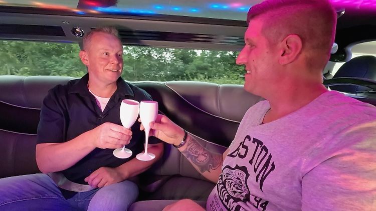 Milchbauer Heino holt Tierbestatter Markus mit einer Stretch-Limousine vom Bahnhof ab.