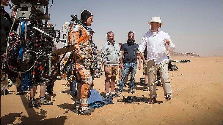 Ridley Scott (r.) am Set von "Der Marsianer" im Gespräch mit Schauspieler Matt Damon (l.).