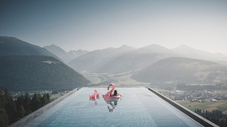 Der prachtvolle Sky Pool mit atemberaubendem Ausblick. 