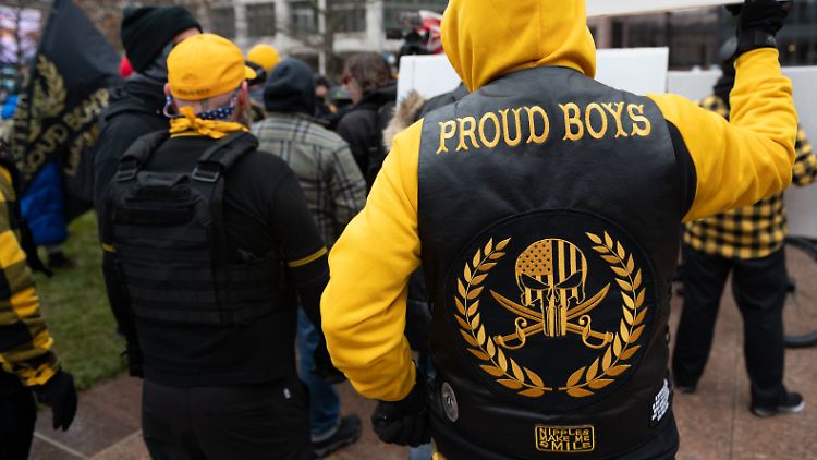 Die Proud Boys waren auch am Kapitol-Sturm vor vier Jahren beteiligt. 