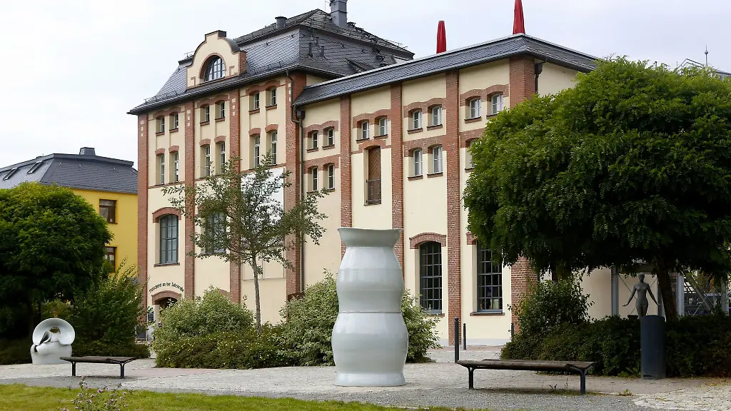 Zwei-monumentale-Porzellanskulpturen-der-Kuenstlerin-Uli-Aigner-an-ihrem-neuen-Standort