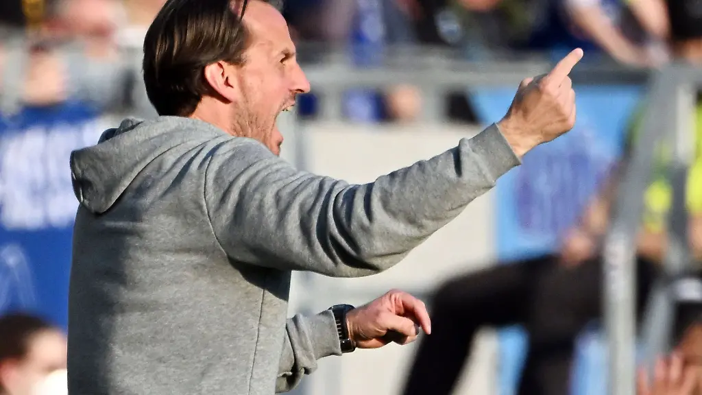 SV-Waldhof-Mannheim-Trainer-Ruediger-Rehm-gestikuliert-am-Spielfeldrand