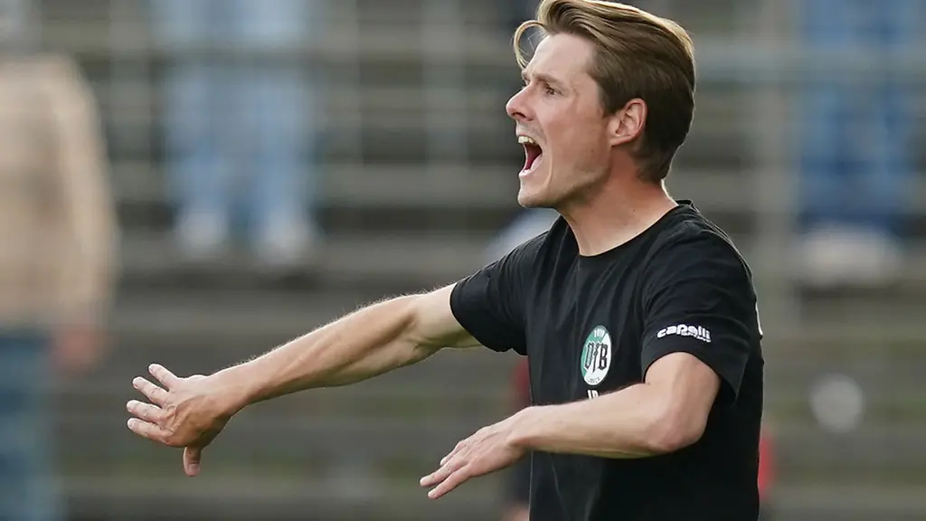 Luebecks-Trainer-Lukas-Pfeiffer-gestikuliert-am-Spielfeldrand