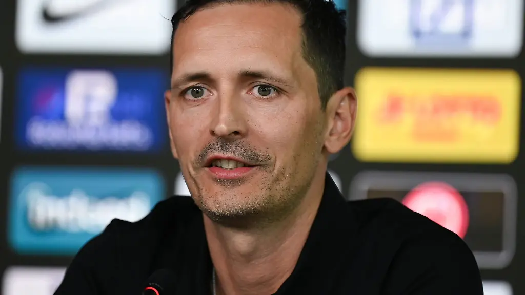 Dino-Toppmoeller-neuer-Cheftrainer-von-Eintracht-Frankfurt-nimmt-im-Proficamp-an-einer-Pressekonferenz-des-Fussball-Bundesligisten-teil