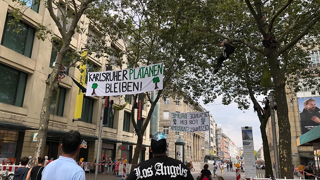 Aus-Protest-gegen-eine-geplante-Faellaktion-von-Platanen-hat-ein-halbes-Dutzend-Aktivisten-in-Karlsruhes-Fussgaengerzone-vier-Baeume-besetzt