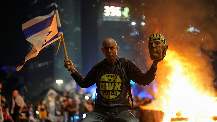 Tausende Menschen gingen spontan in Tel Aviv und anderen Städten auf die Straße, um gegen Galants Entlassung zu protestieren.